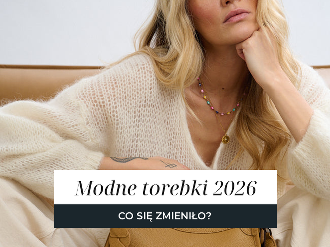 Kobieta w kremowej dzianinie z karmelową skórzaną torebką typu hobo z plecionym paskiem.
